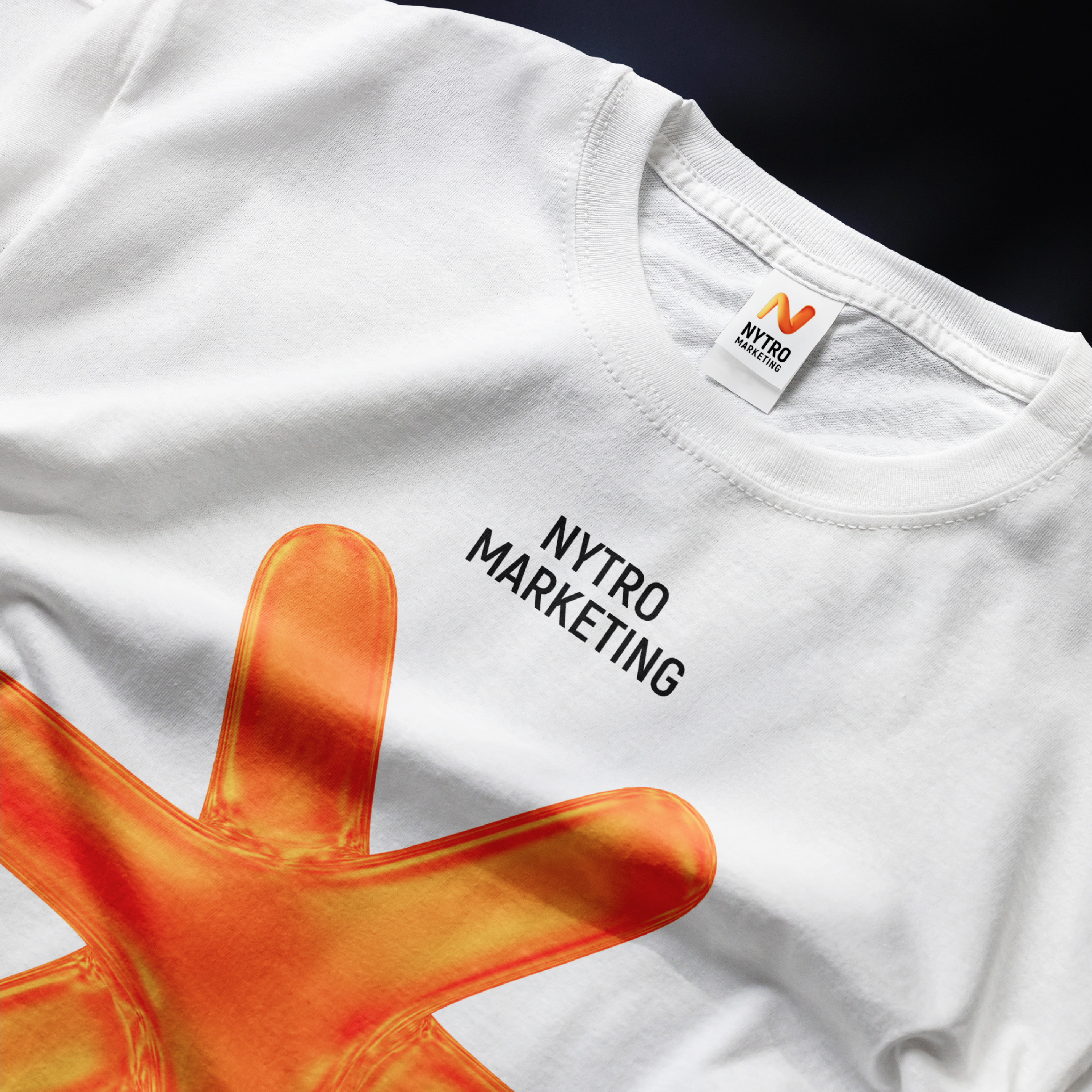 Біла футболка Nytro Marketing з принтом помаранчевої 3D-форми